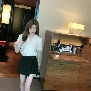 AMMIN เสื้อเสื้อชีฟองแขนสั้นคอวีสำหรับผู้หญิงหูกระต่ายหวานสไตล์เกาหลีและอ่อนโยนเสื้อเบลาส์แต่งระบายวินเทจกระดุมแถวเดียวหรูหรา2024