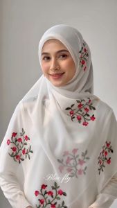 Tudung Muslim Dengan Corak Bunga Bergaya Dan Elegan Sesuai Untuk Kehidupan Seharian