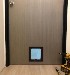 [SG Seller] L Size Cat Door Pet Entry Safe Magnetic Pet Flap Door 4-Way Locking Automatically Close White / Brown / Black Available Prevent AIRCON Leakage - Stock in SG