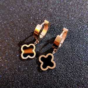 Anting Wanita Dewasa Model Korea Anti Karat / Anting Model Clover
