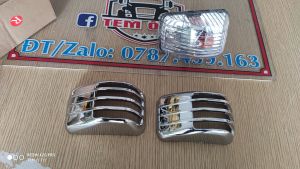 Ốp đèn xin nhan cho xe tải isuzu giá trên là 1 bộ gồm 2 cái