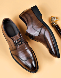 Vivirich รองเท้าผู้ชายสไตล์ธุรกิจใส่สบาย ผสมผสานกับการตกแต่งด้วยลวดลายที่หรูหรา ราคาบริเวณ 5,900 ฿