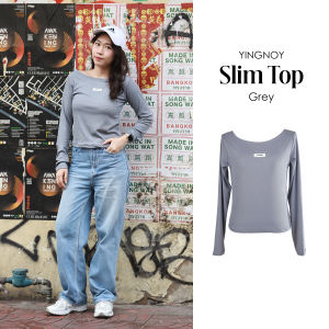 Slim Top#2 | เสื้อแขนยาวแฟชั่นผู้หญิง ผ้าร่อง 2x1 ทรงเข้ารูป คอกว้าง ดีไซน์มินิมอล พร้อมป้ายยางโลโก้กลางอก สี Grey