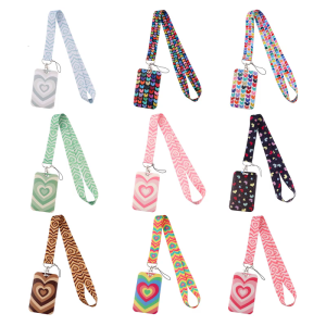 สายคล้องลายหัวใจที่ทันสมัยพร้อมตัวยึดแบบเลื่อนเคส ABS ตะขอก้ามปูและสายคล้องคอโพลีเอสเตอร์