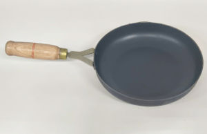 Traditional Pre-Seasoned Iron Tadka Pan with Wooden Handle | Gas Stove Compatible | 100% Toxin-Free Fry Pan (Size - 22 Cm Dia | Pack of 1 Pc)