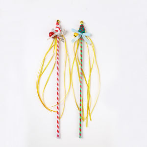 Pattey  ไม้ตกแมว 2pcs ลายคริสต์มาสต์ ไม้ตกแมวพร้อมพู่ ของเล่นแมว ไม้แมว ไม้ล่อแมว ของเล่นก้านยาว