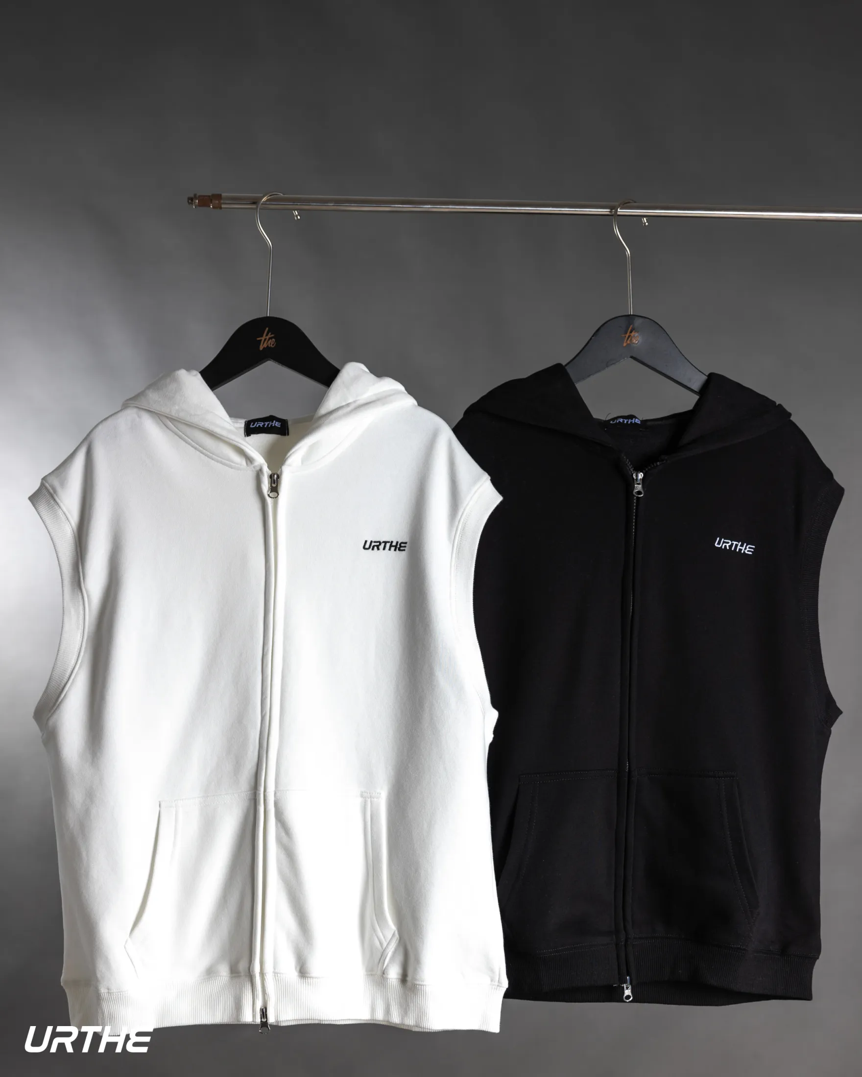 URTHE - เสื้อฮู้ด เเขนกุด รุ่น SLVL HOODIE สีดำ สีขาว