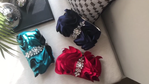 Stylish Handheld Bag Embellished With Rhinestones Chain Fashionable Evening Purse for Wedding Guests and Dinners