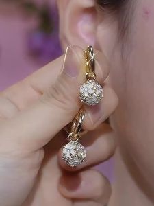 Bông tai kẹp hoa cẩm tú cầu thêu vàng cao cấp tinh xảo 2026 Bông tai mẫu mới sành điệu dễ phối đồ thời trang và thanh lịch