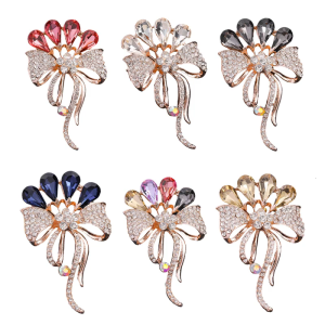 Rhinestones Decorated Brooch Metal Vintage Clothing Accessory Alloy Texture Sparkling Pin Suitable for Formal Event
