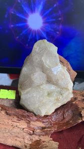 mảnh đá thạch anh trắng khói có nhủ tím 223