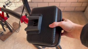 กระเป๋าจักรยานแบบแข็ง TWTOPSE สำหรับจักรยานพับ Brompton ขนาด 2.8 ลิตร ลายคาร์บอน กระเป๋าพกพาพร้อมฉากกั้นตาข่าย เหมาะสำหรับศัพท์มือถือและกระเป๋าสตางค์