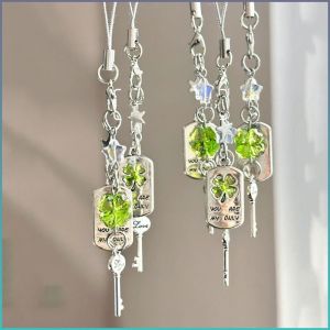 móc chìa khóa tinh tế và đẹp phụ kiện cổ điển và thanh lịch cỏ ba lá may mắn dễ thương dễ chịu cho tai