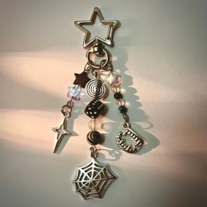 APPOINT ขาว  ดำ พวงกุญแจร็อคสตาร์ รูปดาว โชคดีสีดำ8 จี้ Y2k เสน่ห์ของโทรศัพท์ พวงกุญแจรูปกุญแจ พวงกุญแจใยแมงมุมแมงมุม ของขวัญเครื่องประดับอัญมณี