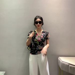 Ammin เสื้อเบลาส์คอวีสำหรับผู้หญิงเสื้อเบลาส์สง่างามแบบลำลอง Sablon Bunga หมึกแนววินเทจเสื้อเชิ้ตลายดอกไม้ตาข่ายแขนสั้นฤดูร้อน2024