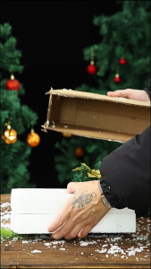 ของตกแต่งชั้นวางของในสำนักงานบ้านในฤดูหนาวที่สมบูรณ์แบบของขวัญลูกปัดเรเซิ่นทำมือรถไฟตกแต่งคริสต์มาสรูปซานต้า