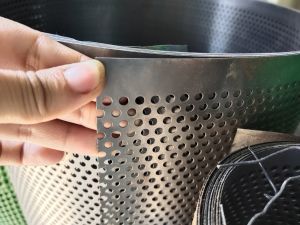 ( Khổ rộng 1m2 - dài 20m ) Tôn dầu đục lỗ tổ ong cao cấp -  dày 45 zem - lỗ tôn 4ly