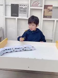 รถไฟไฟฟ้าความเร็วสูงของเล่นสำหรับเด็ก รถไฟจำลอง DIY พร้อมไฟและเสียง ชุดของเล่นเสริมพัฒนาการสำหรับเด็กชายและเด็กหญิง