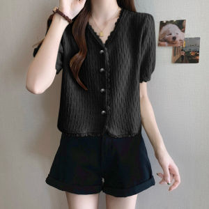 LHMonday งานใหม่แกะกล่อง เสื้อแฟชั่นสไตล์เกาหลีผู้หญิง งานแต่งขอบลูกไม้ ทรงสวย งานกระดุมสุดน่ารัก เพิ่มความเกาหลีเกาใจด้วยโทรสีสุดมินิมอลถึง 4 สี รุ่นนี้แมทช์ลุคง่าย ใส่กับอะไรก็เข้า ใครสนใจเสื้อคุณภาพดีๆลั่งเลย