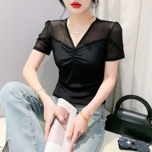 YIMEI เสื้อยืดสีชมพูตาข่ายแขนสั้นสไตล์ตะวันตกสำหรับผู้หญิงในช่วงฤดูร้อนของ2024ใหม่ลำลองและแฟชั่นจีบโปร่งใสเล็กน้อยติดลูกปัดคอวีเทรนด์ยอดนิยม