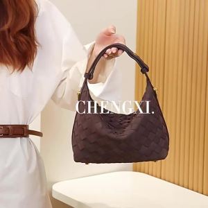Túi xách tay đựng hộp cơm da lộn nhám tùy chỉnh mẫu mới thu đông túi xách tay thời trang túi đan túi đeo vai chéo nữ