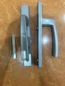 Khóa đơn tay màu xám lắp nhôm xingfa nhôm hệ 55 vát cạnh việt pháp...