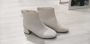 SS / Sepatu Boots Wanita Import warna Hitam / Cream 230