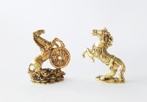 2 ชิ้น ตุ๊กตาม้า รูปปั้นม้า ม้ามงคล ม้า กระโดด พยศ คีบเหรียญทอง สัตว์มงคล ปีมะเมีย สีทอง พกพา ประดับบ้าน โต๊ะทำงาน เล็กจิ๋ว ทองเหลือง