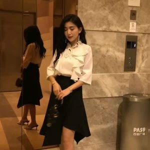 AMMIN กระโปรงยาวเดินทางทรงเอ2024ฤดูใบไม้ผลิ/ฤดูร้อนสไตล์ผู้หญิงเวอร์ชั่นภาษาเกาหลีสีทึบเรียบง่ายกันลื่นกระโปรงสั้นหรูหรา