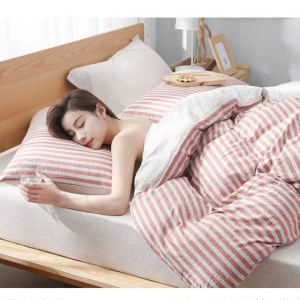 ชุดเครื่องนอน bedding set 4ชิ้น(ผ้าปูที่นอนx1 ปลอกผ้านวมx1 ปลอกหมอนx2) 5ฟุต ใช้กับที่นอน6-12นิ้ว รัดมุม4ด้าน คอตตอน100%