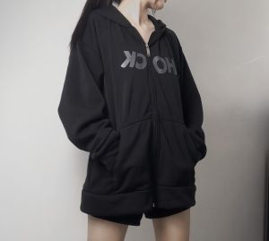 Áo Khoác nỉ  tay bồng 2 túi ốp trước mũ 2 lớp free size trọng lượng từ 65 kg trở xuống .