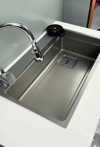 Bồn rửa chén 1 hố lớn phủ nano chậu rửa bát hộc to 75x46cm phủ nano bạc chống trầy xước rửa chén bát có chống ồn ngăn mùi. Phụ kiện kèm theo thớt khay rửa hoa quả xi phông ngăn mùi chống hôi hiệu quả. Bồn rửa nhà bếp nano 1 hố lớn