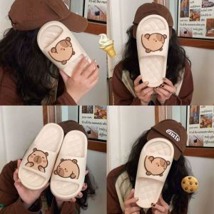 QIWANBA19 การ์ตูนลายการ์ตูน รองเท้าแตะคาลิปบาร่าน่ารัก นุ่มนุ่มๆ กันลื่น หมอนสไลด์รูปหนู น่ารักน่ารักๆ พื้นรองเท้าหนา รองเท้าแตะ EVA kapibara สำหรับผู้หญิง