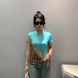 AMMIN เสื้อยืดแขนสั้นลายเสือดาวให้ตำแหน่งฤดูร้อนแฟชั่น2024ของผู้หญิงสไตล์เกาหลีคอกลมวินเทจปักเลื่อมรีดละเอียดอ่อนลำลองขนาดใหญ่พิเศษเสื้อหรูหรา