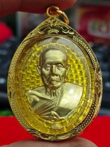 หลวงปู่หลิว วัดไร่แตงทอง จังหวัดนครปฐม เหรียญ รุ่น ชนะจน เนื้อ ระฆังทองลงยาสีเหลือง เลขโค๊ต 109