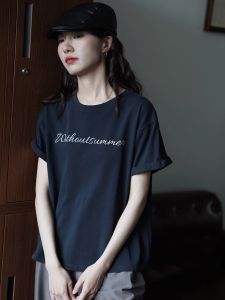 T-Shirt Wanita Lengan Pendek - Motif Huruf Tangan Artistik Minimalis Bahan Katun Es Tipis Premium 2025  Desain Korea Streetwear Slim Fit Oversize  Atasan Nyaman Gaya Natural Kerah Bulat  Katun Bernapas Premium  Baju Kasual Ukuran Besar  Tren Versatil
