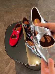 Giá khuyến mãi Grape Mom studiolee Giày nữ Mary Jane da thật mềm mũi tròn bạc quai chéo miệng nông giày phẳng đơn