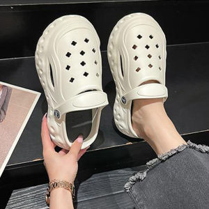 Lishops เข้าใหม่ รองเท้าแตะคุณผู้หญิง ดีไซน์ใหม่เท่มาก ไม่มีตัวการ์ตูนแต่รูระบายอากาศด้านบนเขาะมาเป็นลายดอกไม้เท่ๆ สั่งเลยพร้อมส่งมาก