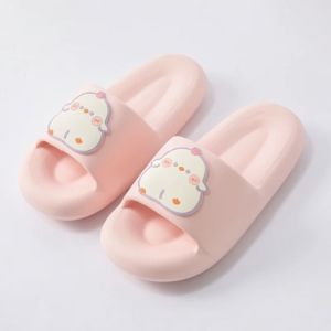 รองเท้าแตะแฟชั่นผู้หญิง ดีไซน์แต่งจีบสวยหรู ตกแต่งไข่มุก ลมนางฟ้า รองเท้าพื้นนิ่ม ใส่สบาย ใส่สวยมาก 2025ใหม่