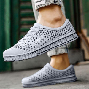 Xishop สินค้ามาใหม่ รองเท้าแฟชั่นผู้ชาย วัสดุเป็นยาง นิ่ม ใส่สบาย ไม่กัดเท้า ทำความสะอาดก็ง่าย แห้งไว ราคาสบายกระเป๋า กดสั่งเล้ย พร้อมส่งสุดๆ