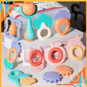 Xúc xắc và gặm nướu chất liệu silicon cao cấp an toàn và siêu tiện dụng BABY RATTLE hộp 10 món xịn xò cho bé.