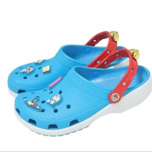 Dép Crocs chính hãng chống mùi hôi làm từ chất liệu nhựa xốp mềm dẻo bền chắc thích hợp sử dụng khi trời mưa tiếp xúc với nước và đi biển. Dép bít mũi cổ điển họa tiết Doremon dành cho người lớn cả nam và nữ