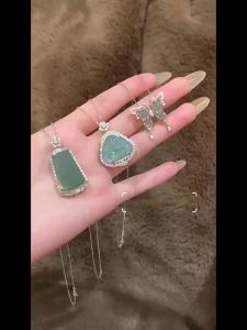 2024 สร้อยคอจี้พระศรีอริยเมตไตรยยิ้มขายดีสำหรับผู้หญิง สร้อยคอเพชรเต็มแบบใหม่สไตล์จีนที่เงางาม สร้อยคอแบบเฉพาะ