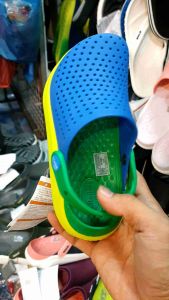 Crocs LiteRide เป็นรองเท้าที่ประสบความสุขให้เท้าของเด็ก ความยืดหยุ่นยั่งยืน และมีความสะดวกในการเดินและวิ่ง โดยรสชาตินวัตกรรมที่ออกแบบให้พื้นรองเท้านุ่ม เบา มีความยืด