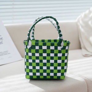 LKShoes  รุ่นใหม่สุดฮิต กระเป๋าถือแฟชั่น ลายตารางสุดน่ารัก รุ่นนี้ผลิตจากวัสดุดี ทนทาน น้ำหนักเบา เป็นงานถักน่ารักๆ พกพาง่ายสะดวก ใบขนาดเล็กกระทัดรัด มีติดบ้านไว้ไม่ตกเทรนด์