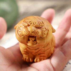 รูปปั้นเสือแกะสลักไม้เสือปีใหม่รูปปั้นนำโชคมาสคอตไม้แข็งเครื่องประดับสัตว์ทำมือเหมาะสำหรับเพิ่มความโชคดีและพลังงานบวกในบ้านหรือของตกแต่งสำนักงาน