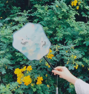 พัดมือนางสาวพระราชวังสไตล์จีน พัดหญิง ภาคนกกระเรียนขาว พัด ด้ามไม้แขวนพู่โปร่งแสง พัดโบราณ พัดลม