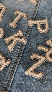 ตัวอักษร A-Z เสพติด มุกขาว ประดับคริสตัล แพทย์ ติดกระเป๋า ติดหมวก ติดแจ๊กเก็ต อักษรภาษาอังกฤษ