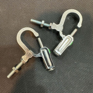 Móc bấm treo đồ xe máy - gắn được cho nhiều loại xe Chất liệu kim loại bền chắc (Giá 1 cặp)