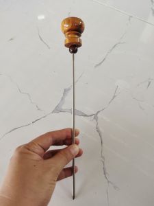 หลักไก่ ไก่แจ้ ไก่ต่อ ไก่ป่า ไม้ทำจากไม้สักกลึง ตัวหลักแสตนเลส 100% เจียร์คมอย่างดี ยาวประมาณ 26 เซน แพ็ค 1 หลัก